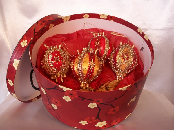Free hatbox with this gift set of ornaments